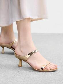 CUCCOO BIZCHIC 女士时尚圆头细高跟喷漆方跟凉鞋，轻便通勤、约会、婚礼派对、假日、情人节等场合均可穿着，优雅百搭，适合春夏连衣裙搭配，圣诞节也可穿着。圆头细高跟凉鞋，带脚踏，轻便舒适。 - 淺金 - 查看 3