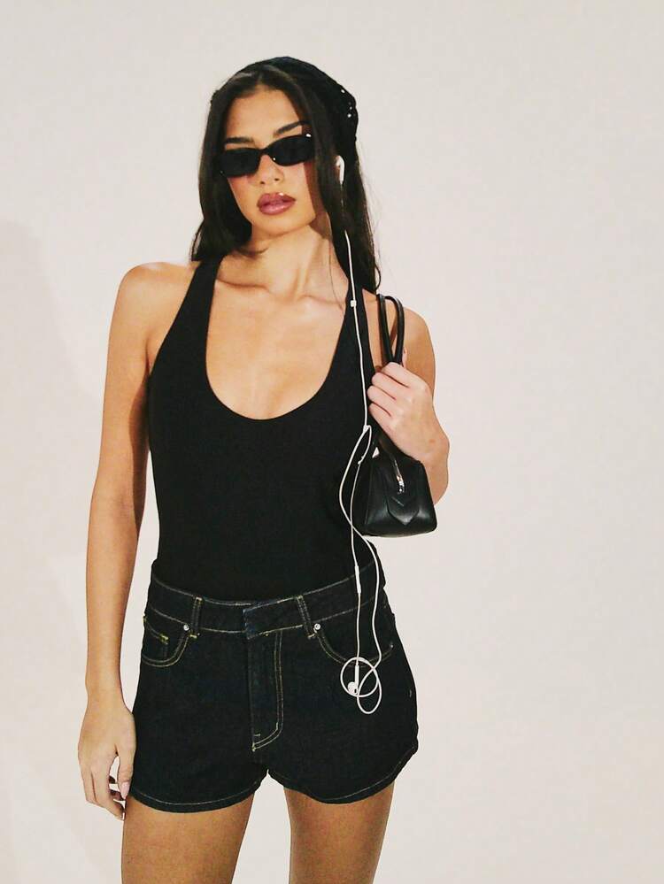 MISSGUIDED Pantaloncini in jeans a vita alta con chiusura a bottone nascosto, essenziali per i festival estivi