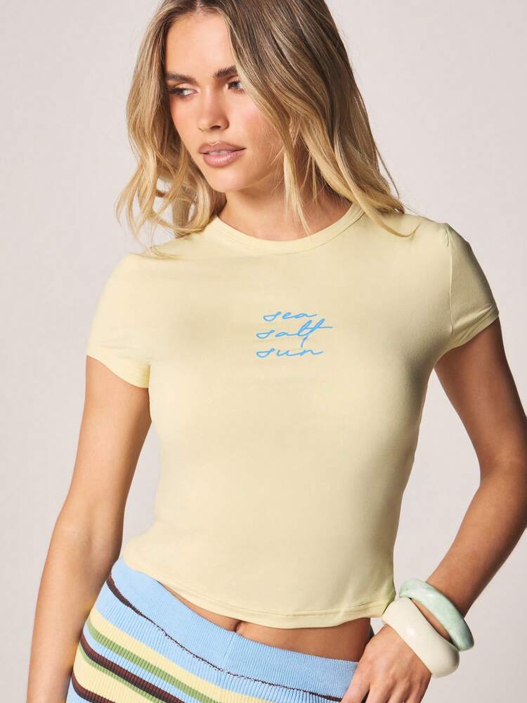 MISSGUIDED T-shirt court à manches courtes, col rond, ajusté et court avec graphique "Sea Salt Sun" et texte bleu en script. Top d'été décontracté pour la plage
