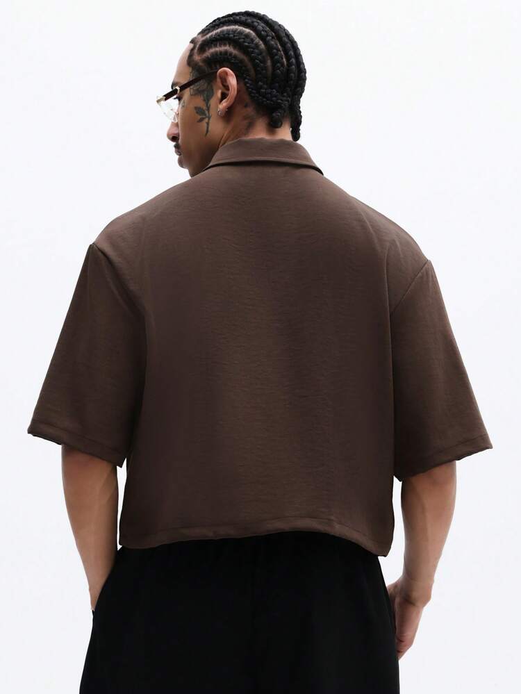 Camisa de manga curta com colarinho e gravata.