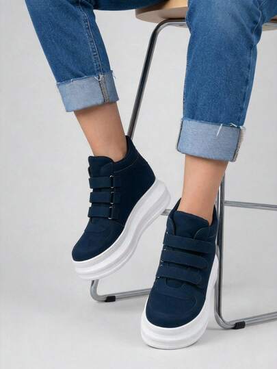 Tenis urbanos de plataforma alta con diseño actual y estructura robusta, disponibles en azul marino y rojo, corte tipo botín elaborado en material sintético de acabado mate, ajuste con triple plegable ancho en el empeine, forro suave, plantilla acolchada, suela gruesa blanca de perfil voluminoso y textura antideslizante, costuras reforzadas, ideales para outfits casuales modernos, combinaciones coloridas juveniles, atuendos de estilo streetwear, conjuntos con jeans, faldas o leggings comodos