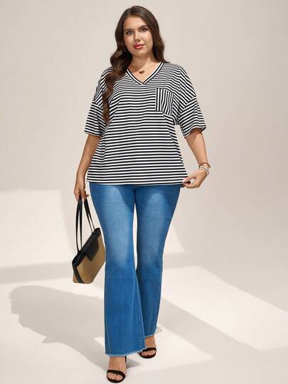 Comfylo Camiseta casual holgada de mujer talla grande con cuello en V, bolsillo y diseño en blanco y negro de estilo náutico para uso diario