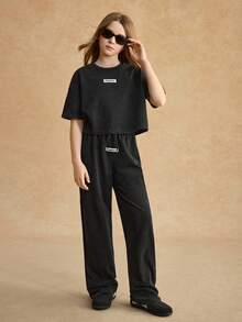 SHEIN مجموعة قميص وبنطلون فضفاض قصير كاجوال لفتيات المراهقات ATHLOW، مزينة بملصق منسوج - رمادي غامق - مشاهدة 5