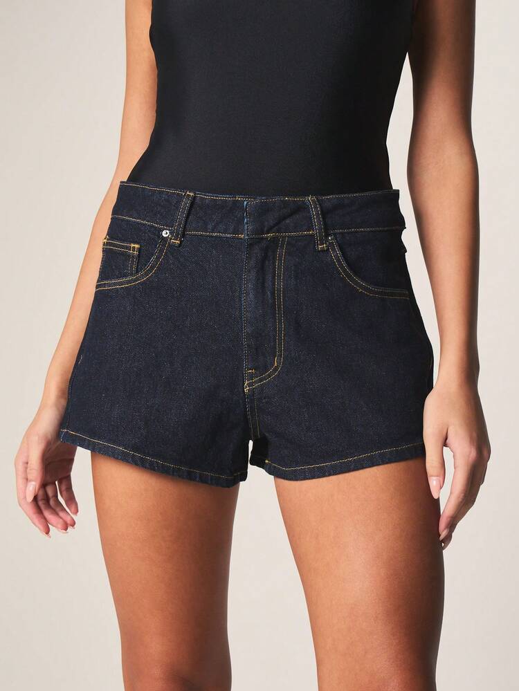 MISSGUIDED Pantaloncini in jeans a vita alta con chiusura a bottone nascosto, essenziali per i festival estivi