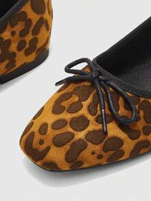 CUCCOO BIZCHIC أحذية بالية ذات كعب منخفض بتصميم فرنسي مربع الأصبع، مصنوعة من قماش مخمل مطبوع بنمط نمر بني وزخرفة فيونكة بسيطة وجميلة، مناسبة للارتداء في جميع الفصول وللتنقل اليومي وحفلات عيد الحب وغيرها من المناسبات - ليوبارد براون - مشاهدة 3