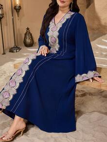 Al Najma فستان أنيق فاخر بياقة على شكل حرف V وأكمام طويلة، مزين بخرز يدوي ملون وتباين الألوان، مناسب للمرأة ذات الحجم الكبير - أزرق بحري - مشاهدة 3