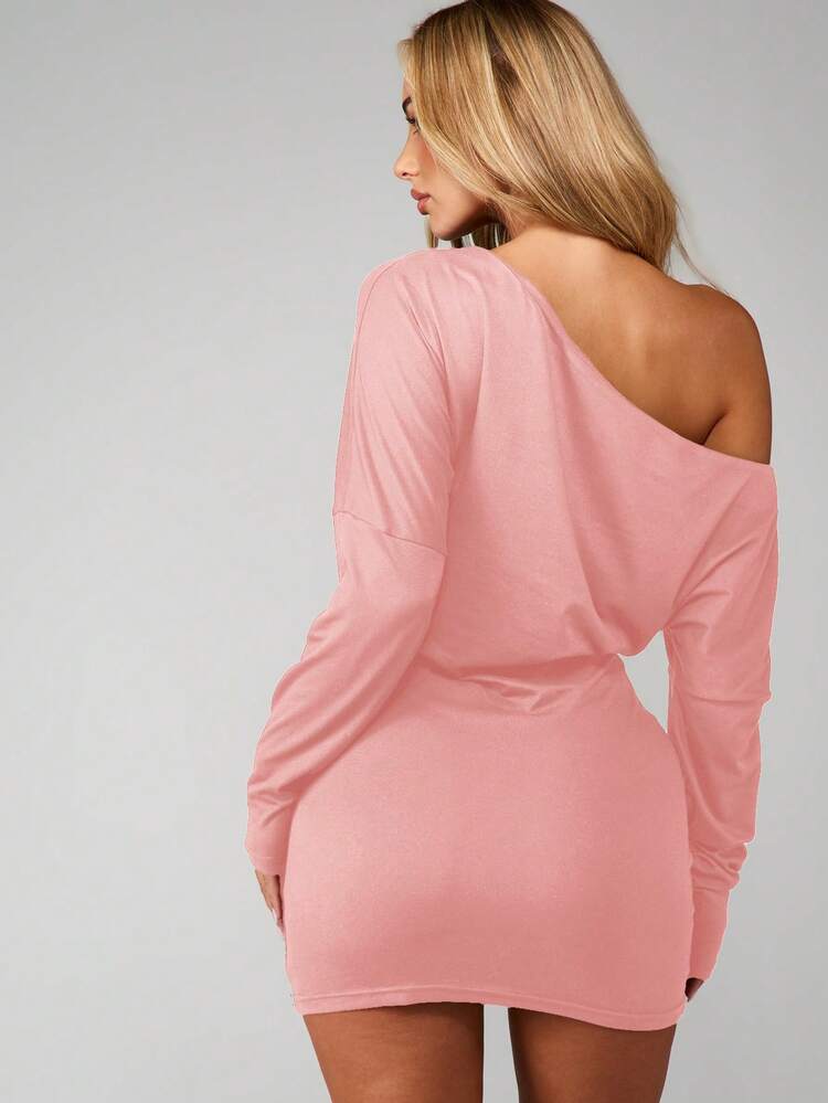 MISSGUIDED Vestido Assimétrico Mini com Mangas Longas e Ombros à Mostra, com Silhueta Ajustada e Franzida, para Festas e Ocasiões Casuais