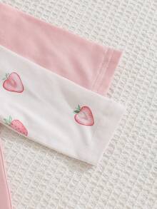 SHEIN Bộ 2 món/Bộ đồ liền thân dài tay in họa tiết dâu tây ấm áp cho trẻ sơ sinh/trẻ nhỏ, quần áo mềm mại và thoải mái, tuyệt vời để làm quà tặng, vật dụng thiết yếu cho mọi em bé, phù hợp với mọi mùa và mặc ngoài trời Thu Đông - Nhiều màu - Xem 5