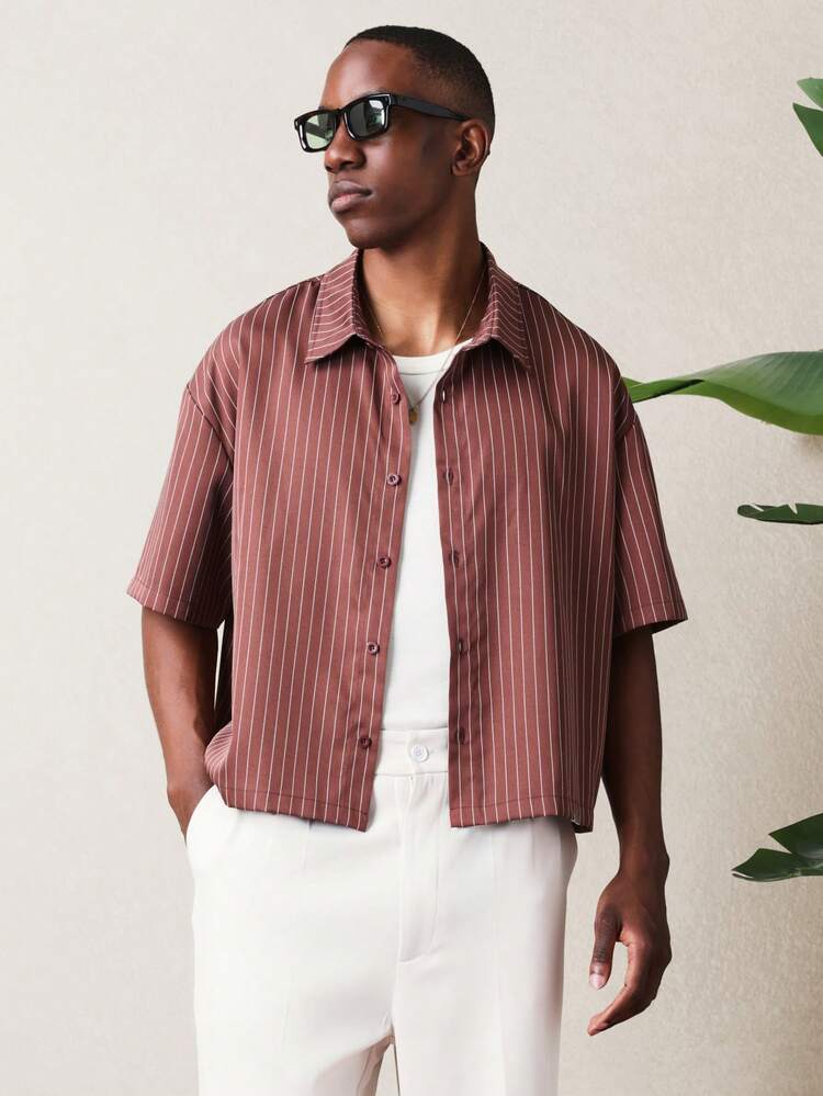 Camisa a rayas con botones y bolsillo en el pecho