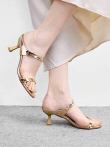 CUCCOO BIZCHIC 女士时尚圆头细高跟喷漆方跟凉鞋，轻便通勤、约会、婚礼派对、假日、情人节等场合均可穿着，优雅百搭，适合春夏连衣裙搭配，圣诞节也可穿着。圆头细高跟凉鞋，带脚踏，轻便舒适。 - 淺金 - 查看 5