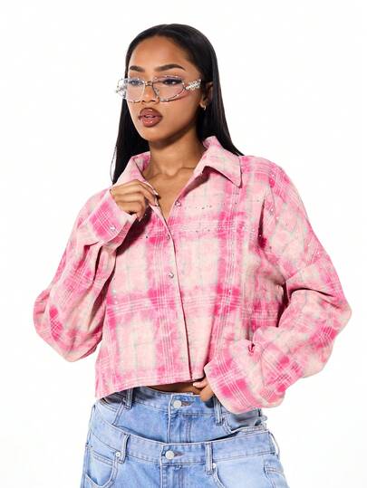 SUMWON WOMEN Blouse ample rose tie dye avec boutons et ornements de strass. Top court à manches longues et col chemise, style bohème chic pour festival