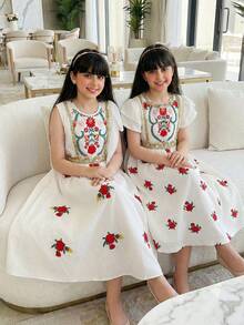 Sparklyn 少女春夏新款连衣裙，白色梭织面料，红色花卉数码印花图案，正面设计，精致金色滚边，白色双层荷叶边下摆，无袖圆领收腰连衣裙，适合少女穿着，简约优雅，精致甜美，适合日常、上学、外出、度假、派对、节日、新年等场合。另有其他款式，例如：小女孩墨西哥连衣裙、儿童连衣裙、女童亲子装、儿童夏季连衣裙、母女亲子装等。 - 白色 - 查看 3