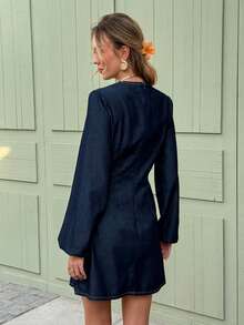 Serisse 女士牛仔连衣裙，春夏皆宜，情人节、嘉年华、通勤、度假、毕业典礼等场合皆可穿着，时尚百搭，Y2K风格，可爱街头风，适合派对、婚礼、商务休闲等各种场合。这款时尚女士牛仔连衣裙采用深V领设计，喇叭袖，正面系带镂空，尽显优雅气质。 - 藍色 - 查看 2