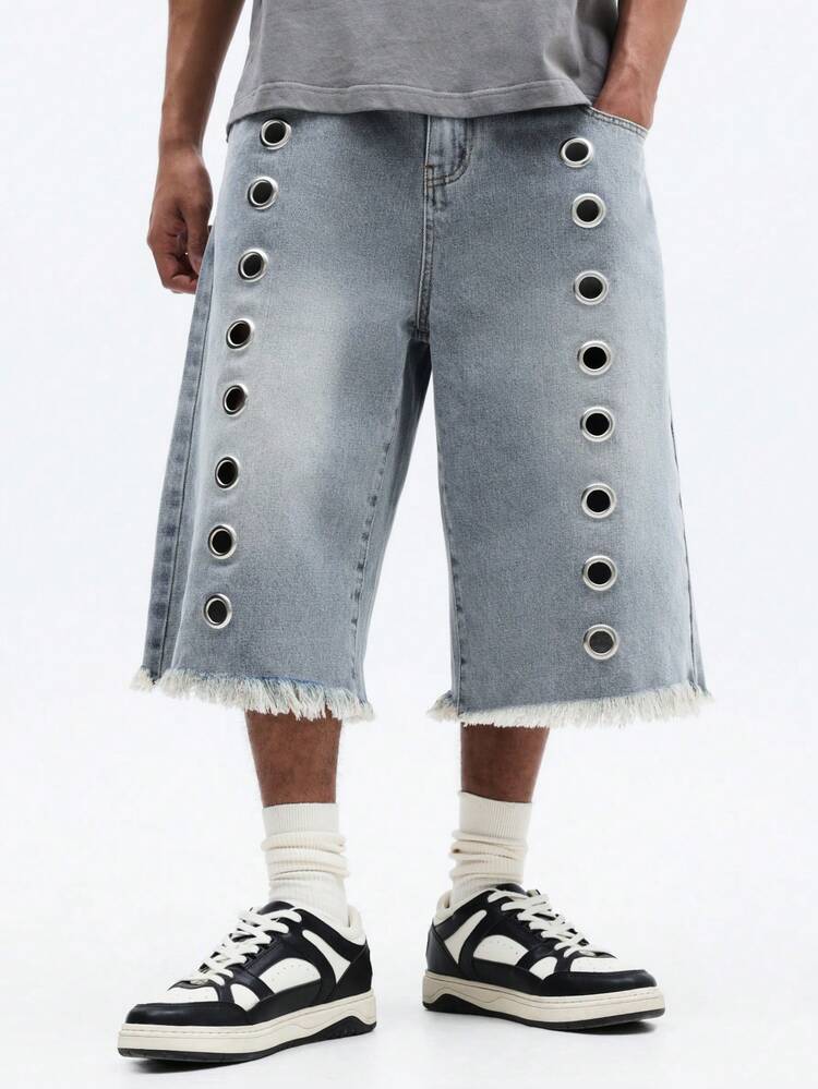 금속 아일렛과 올풀린 밑단이 특징인 데님 반바지