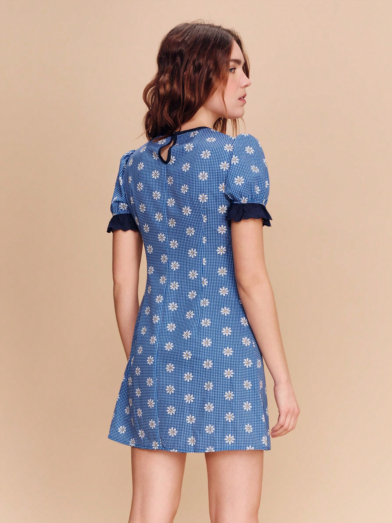 Vestido mini con estampado floral geométrico azul, con detalle de lazo y bordado inglés