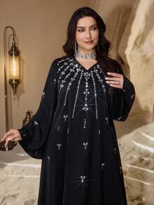Al Najma Vestido holgado con cuello en V, manga larga y adornos de strass, de tela brillante y cómoda, adecuado para mujeres de talla grande - Negro - Ver 6