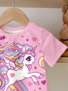 梦幻独角兽幼儿T恤，采用柔和的马卡龙色调，饰有彩虹、云朵和飞翔的独角兽图案，并印有温馨的“你就是魔法”标语，适合日常穿着、周末郊游、野餐，柔软可爱，是春夏的理想之选。 - 彩色 - 查看 5