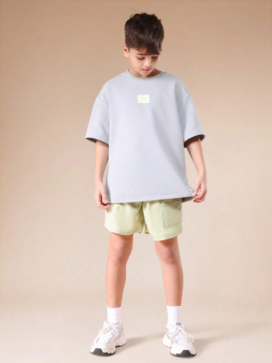 SUMWON 青少年撞色包缝T恤和短裤套装，饰有小logo细节，夏季休闲装 - 灰色 - 查看 1