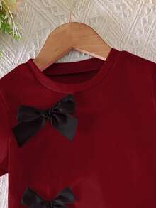 SHEIN Genkimix Kids 2件套 女童休闲甜美日常圆领短袖露脐T恤，带3D蝴蝶结装饰和松紧腰短裤 - 酒紅色 - 查看 4