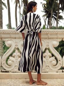 Swim Vcay V领连衣裙，黑白条纹印花，钩编工艺，适合春夏度假穿着 - 黑與白 - 查看 2