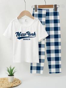 Bộ 2 món cho bé trai, áo thun ngắn tay màu trắng in chữ tiếng Anh và quần ống rộng kẻ caro xanh trắng, thoải mái để mặc ở nhà. - trắng - Xem 3