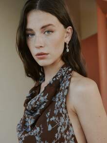 Nöista Đầm maxi cổ yếm màu nâu với họa tiết hoa màu xanh dương. Thích hợp cho các sự kiện buổi tối, dự đám cưới, lễ Phục sinh, mùa xuân, mùa hè, trang phục nữ. - Rỉ Nâu - Xem 9