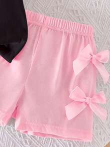 SHEIN Set de 2 piezas: Blusa de manga corta de cuello redondo casual y dulce con decoración de lazo 3D y shorts de cintura elástica para niñas - Multicolor - Ver 4