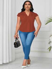 SHEIN Clasi Blusa de tela texturizada con cuello en V y encaje en contraste para tallas grandes - Color caoba - Ver 4