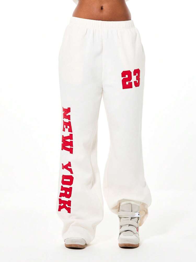 SUMWON WOMEN 섬원 여성 와이드 레그 스웨트 팬츠 (레드 텍스트 아플리케 장식)