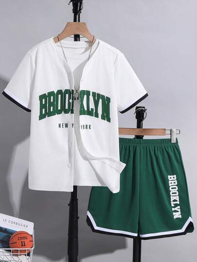 SHEIN 2 piezas Conjunto informal de deportes para niño preadolescente con estilo de chaqueta de béisbol con patrón de letras, que incluye camisa y pantalones cortos, adecuado para atuendos de niños, ropa de niño pequeño, regreso a la escuela, conjunto de niños adecuado para fiestas de cumpleaños, fiestas de noche, actuaciones, bodas, bautizos, ceremonias de apertura, uso diario, escuela, viajes, deportes, primavera y verano