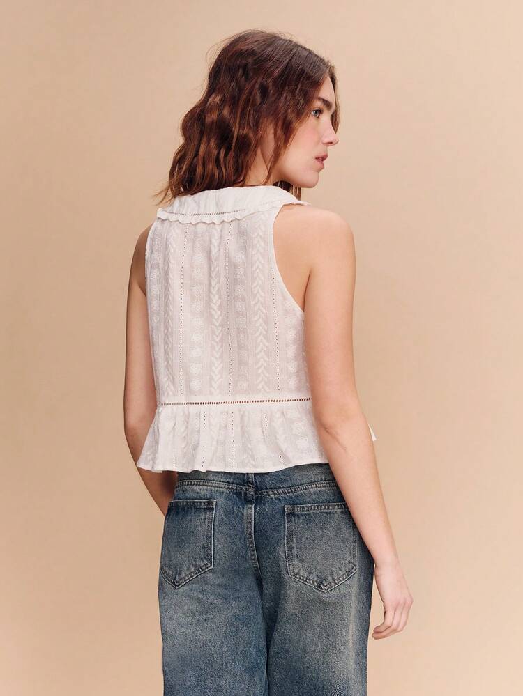 Blusa sin mangas con pliegues y bordado floral, adecuada para citas y salidas