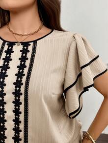 SHEIN LUNE 女士加大码圆领贴花休闲百搭日常荷叶袖衬衫，适合嘉年华派对、海滩、情人节、西部风情等场合，优雅女式上衣，夏季带袖上衣，女士休闲蝴蝶袖上衣 - 杏色 - 查看 6