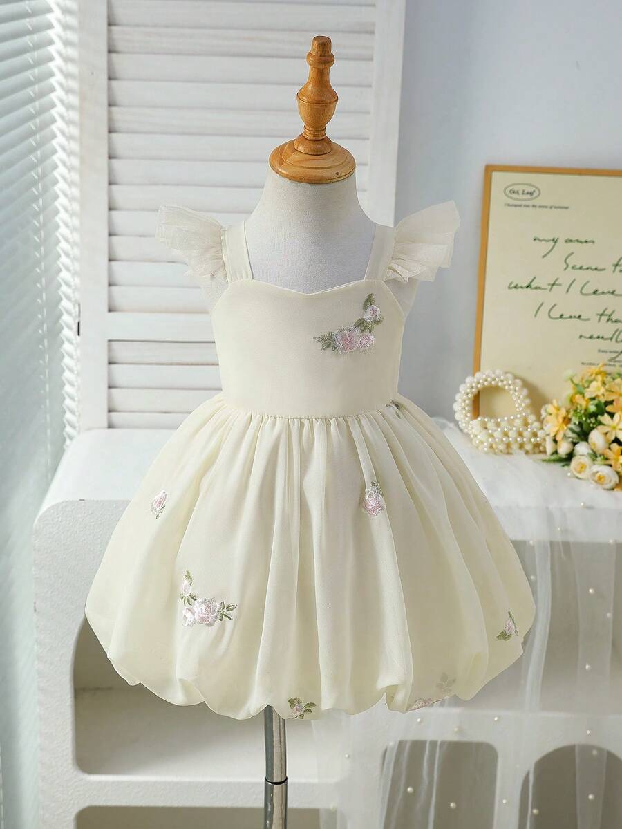 SHEIN Elladie kids 女婴荷叶边吊带花朵蓬蓬A字连衣裙。采用荷叶边吊带设计,后背饰有3D蝴蝶结,蓬蓬A字灯笼裙摆,既保证了宝宝活动自如,又展现了优雅气质。适合外出、朋友聚会和家庭庆典等场合,让您的宝宝成为众人瞩目的焦点。 - 杏色 - 查看 1