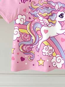 梦幻独角兽幼儿T恤，采用柔和的马卡龙色调，饰有彩虹、云朵和飞翔的独角兽图案，并印有温馨的“你就是魔法”标语，适合日常穿着、周末郊游、野餐，柔软可爱，是春夏的理想之选。 - 彩色 - 查看 6