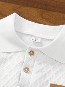 SHEIN Genkimix Kids 一件男童米色 Polo 衫，领口和袖口饰有黑色滚边，增添细节感；表面菱形纹理提升质感；左胸饰有创意“皮革贴片”设计；适合商务休闲、日常通勤、半正式社交活动和学校穿着。 - 白色 - 查看 3