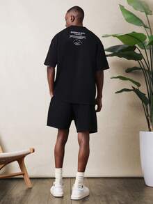 SUMWON Conjunto de camiseta de cuello redondo y pantalones cortos casuales en color negro con estampado de texto en la espalda para hombre - Negro - Ver 1