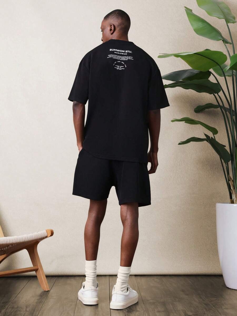 SUMWON Conjunto de camiseta de cuello redondo y pantalones cortos casuales en color negro con estampado de texto en la espalda para hombre - Negro - Ver 1