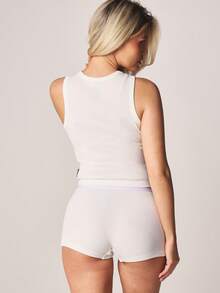 Missguided x Playboy Set da camera da letto e pigiama casual con top a canotta con costine e pantaloncini a vita alta, con stampa del logo del marchio, outfit casual - Bianco - Visualizzare 3
