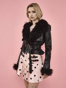 OverBlushhh 女士粉色高腰百褶迷你裙，缎面爱心印花，仿皮带扣细节，可爱性感，适合日常穿着、派对、生日、情人节等场合。 - 粉色 - 查看 3