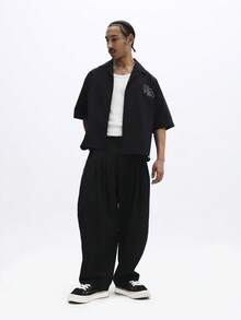 SUMWON Camisa de manga corta con botones y cuello casual, estilo streetwear, con estampado de letras góticas para uso diario - Negro - Ver 3