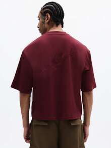 SUMWON Camiseta de algodón de cuello redondo, manga corta y ajuste regular en color burdeos con diseño bordado del texto "Los Ángeles" en la espalda, para uso casual diario - Burdeos - Ver 7