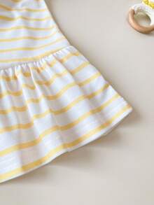 Playful Pals 两件套女婴翻领Polo衫式无袖连衣裙，荷叶边下摆，可爱蜜蜂刺绣，黄白条纹，休闲活力夏日连衣裙，适合日常穿着或旅行 - 黃色 - 查看 6