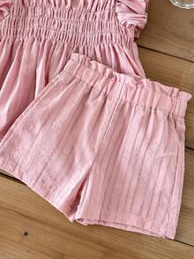 SHEIN 3件套/女婴可爱时尚粉色纹理梭织面料上衣，胸前饰有褶皱荷叶袖，搭配短裤和小包，三件套组合，夏季完美之选 - 粉色 - 查看 6
