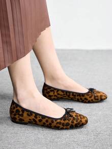 CUCCOO BIZCHIC أحذية بالية ذات كعب منخفض بتصميم فرنسي مربع الأصبع، مصنوعة من قماش مخمل مطبوع بنمط نمر بني وزخرفة فيونكة بسيطة وجميلة، مناسبة للارتداء في جميع الفصول وللتنقل اليومي وحفلات عيد الحب وغيرها من المناسبات - ليوبارد براون - مشاهدة 5