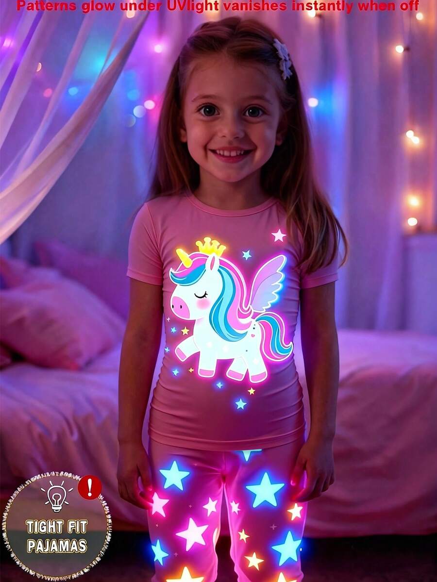1 bộ đồ ngủ cho bé gái in hình kỳ lân phát sáng trong bóng tối, gồm áo thun ngắn tay cổ tròn ôm sát và quần dài.