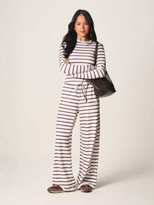 Missguided x Playboy Bộ đồ ngủ mặc nhà thoải mái gồm áo dài tay cổ tròn kẻ sọc ngang và quần ống rộng cạp cao. - Nhiều màu - Xem 5