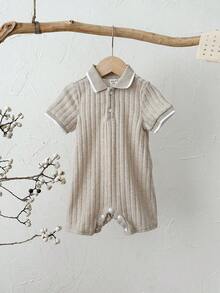 SHEIN 新生儿男女宝宝卡其色纹理柔软针织罗纹 Polo 领短袖半拉链连体衣和宽松短裤套装，休闲可爱百搭风格，适合春夏日常穿着、外出、度假。 - 卡其色 - 查看 4
