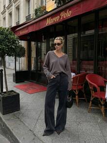 Ontre 女士宽松V领超大长袖不对称下摆针织毛衣，舒适柔软纱线，时尚休闲商务装，适合办公室、通勤、机场等各种场合，四季皆宜。灰色薄款毛衣，V领设计，情人节特别款，高端优雅复古邮轮婚礼宾客装扮。 - 灰色 - 查看 5