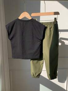 SHEIN 2件套儿童男童休闲字母印花圆领宽松短袖T恤和宽松口袋运动裤套装 - 彩色 - 查看 5