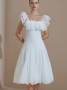 Aveloria Rosie 白色露肩荷叶边连衣裙，挺括的褶裥设计，浪漫优雅的风格，适合夏季派对、海滩度假和伴娘婚礼，收腰设计，轻盈的雪纺面料。主要特点：露肩连衣裙、荷叶边下摆、挺括设计、收腰、夏季连衣裙、浪漫连衣裙、雪纺连衣裙、度假连衣裙、飘逸连衣裙。法式小众荷叶边下摆露肩纹理面料褶裥A字连衣裙 - 白色 - 查看 6